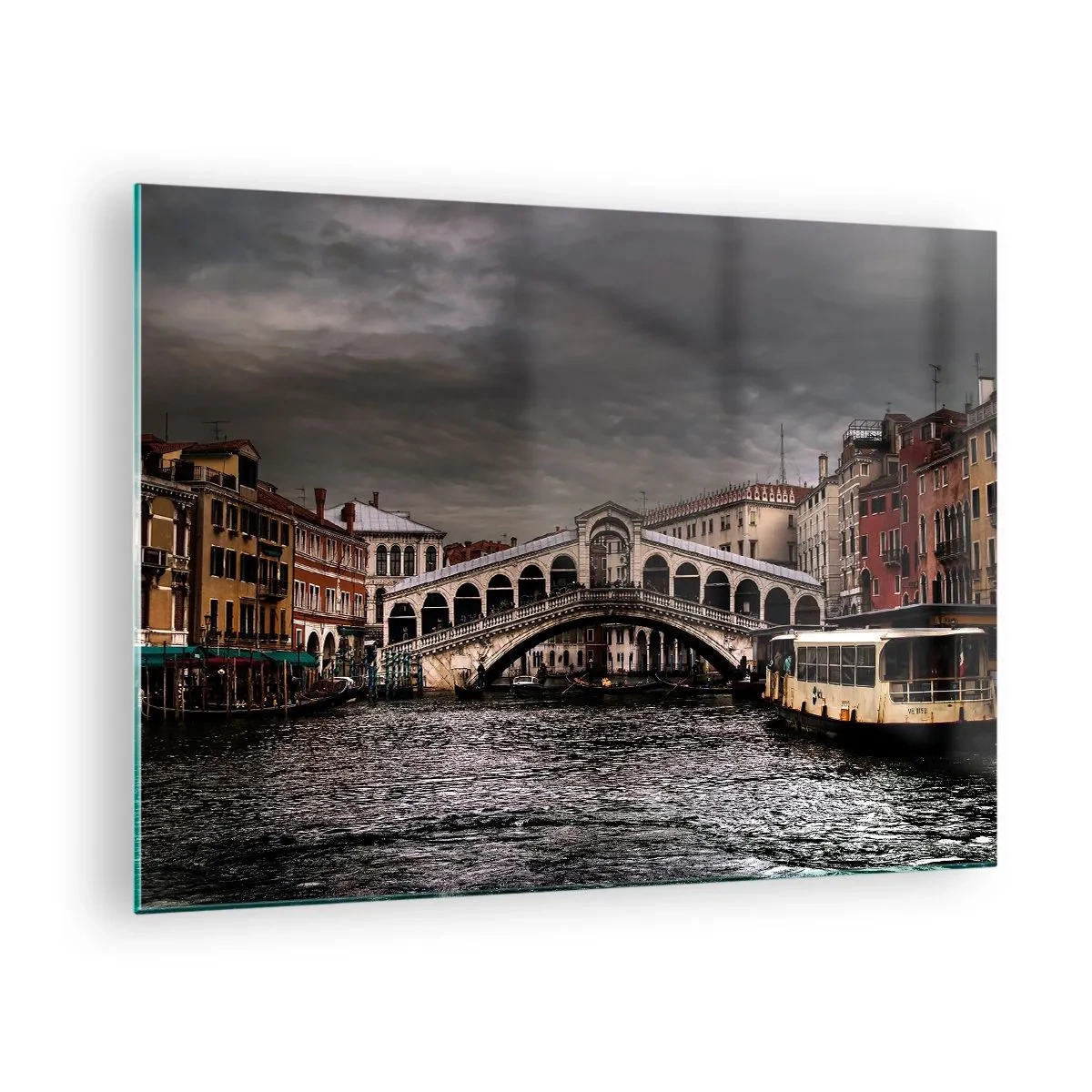 Glasbild - Bild auf glas - Die Rialtobrücke vor bewölktem Himmel - 70x50cm - Das Versprechen eines venezianischen Abends - Moderne Wanddekoration für Wohnzimmer und Schlafzimmer ARTTOR