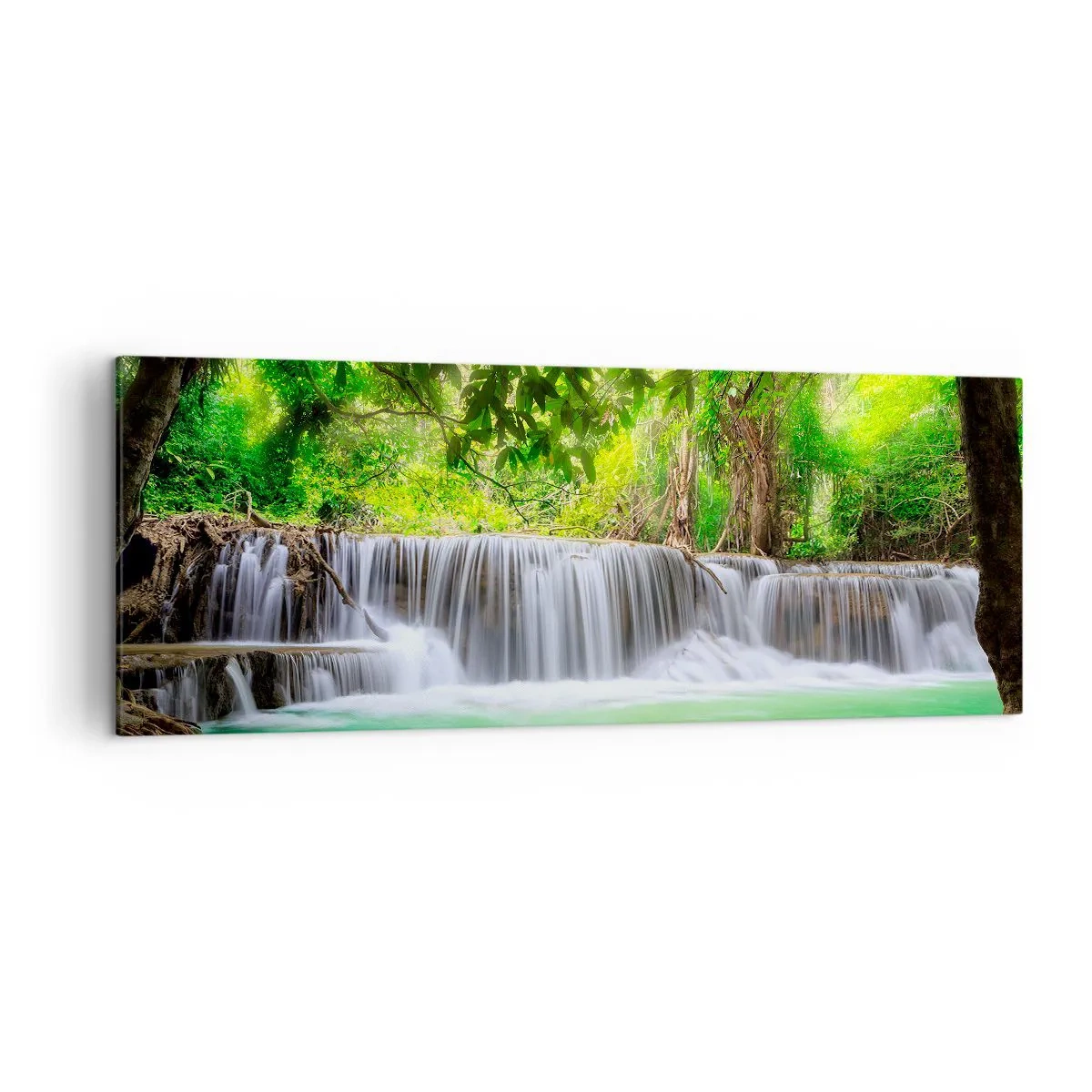 Bild auf Leinwand - Leinwandbild - Ein grüner Wasserfall, umgeben von dichter tropischer Vegetation - 140x50cm - Eine Kaskade in Grün - Moderne Wanddekoration für Wohnzimmer und Schlafzimmer ARTTOR