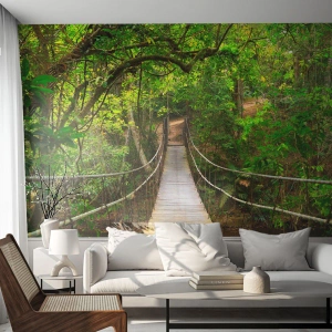 Fototapete Premium Sand - Eine Hängebrücke in einem tropischen Wald, umgeben von Grün - 100x70cm - Denn im Garten gibt es eine Schlingpflanze - Moderne Wanddekoration für Wohnzimmer und Schlafzimmer ARTTOR
