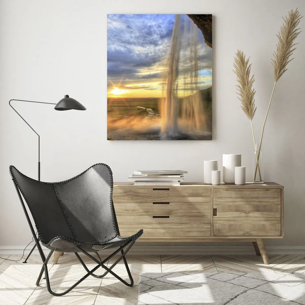 Glasbild - Bild auf glas - Ein vom Sonnenlicht beleuchteter Wasserfall vor einer Landschaftskulisse - 80x120cm - Die Welt hinter einem Schleier aus Tropfen - Moderne Wanddekoration für Wohnzimmer und Schlafzimmer ARTTOR