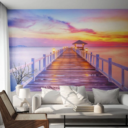Fototapete Premium Sand - Holzsteg über dem Meer bei Sonnenuntergang - 100x70cm - Die lila-goldene Stille des Abends - Moderne Wanddekoration für Wohnzimmer und Schlafzimmer ARTTOR