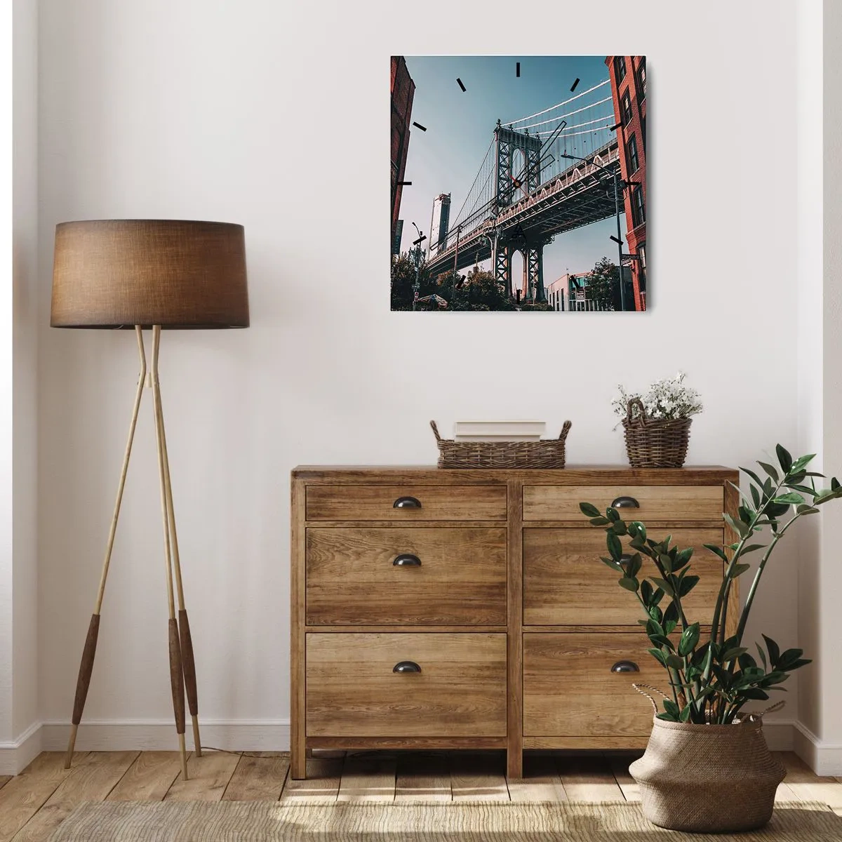 Wanduhr - Glasuhr - Eine Brücke zwischen Gebäuden in einer städtischen Landschaft - 30x30cm - Über den Wellen der Stadt - Moderne Wanddekoration für Wohnzimmer und Schlafzimmer ARTTOR