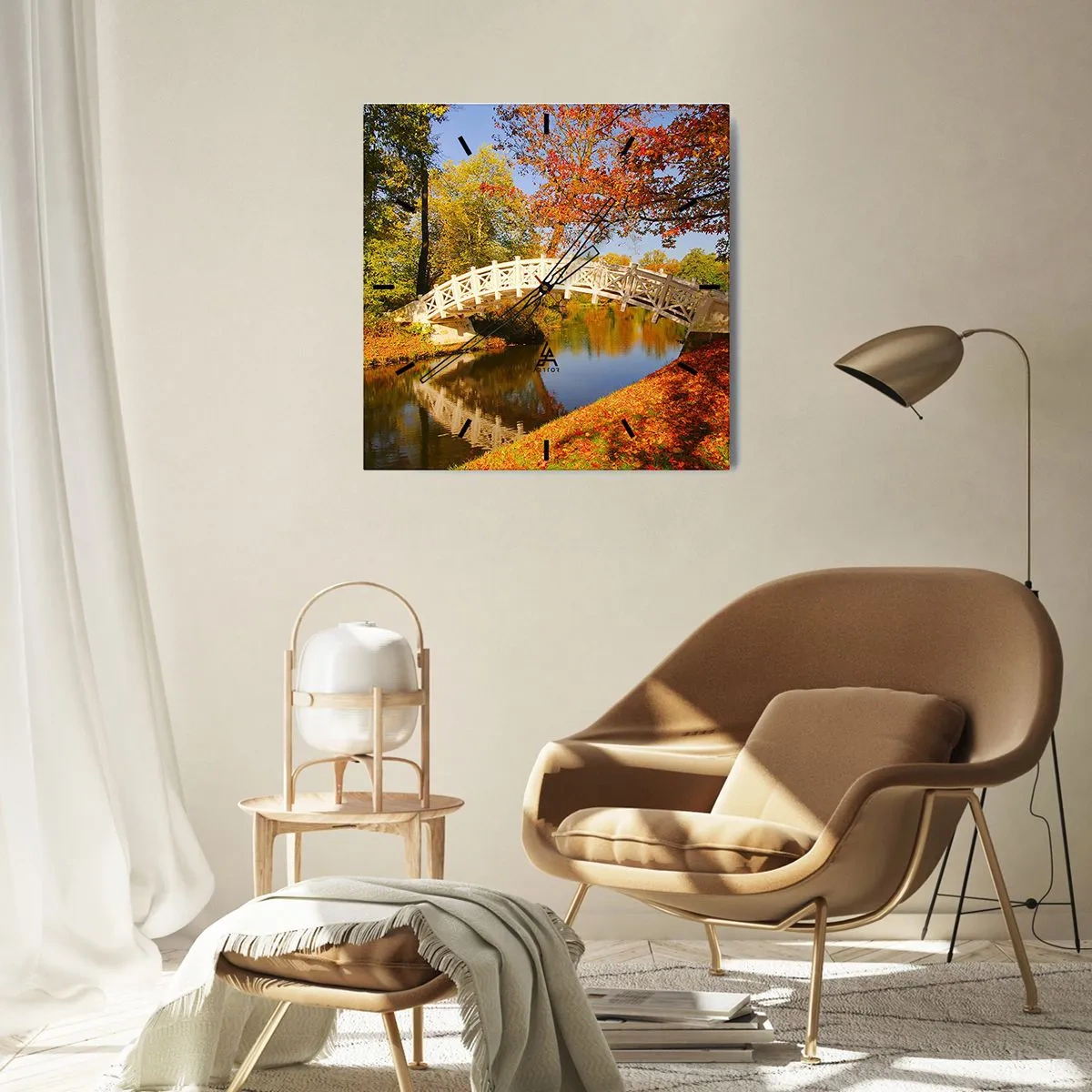Wanduhr - Glasuhr - Eine Brücke in einem Park, umgeben von Herbstlaub über ruhigem Wasser - 30x30cm - Auf der weißen Seufzerbrücke - Moderne Wanddekoration für Wohnzimmer und Schlafzimmer ARTTOR