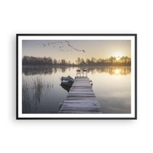 Poster in einem schwarzem Rahmen - Ein Pier am Seeufer am Morgen mit einem Boot und Stühlen - 100x70cm - Ich komme nach einiger Zeit zurück - Moderne Wanddekoration für Wohnzimmer und Schlafzimmer ARTTOR