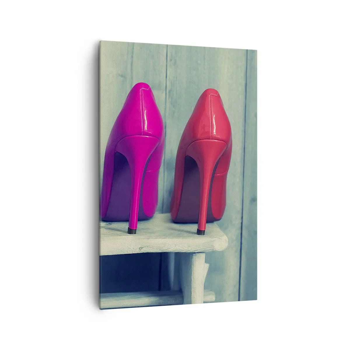 Bild auf Leinwand - Leinwandbild - Bunte High Heels vor einer Holzwand - 80x120cm - Spazierengehen auf dem Regenbogen - Moderne Wanddekoration für Wohnzimmer und Schlafzimmer ARTTOR