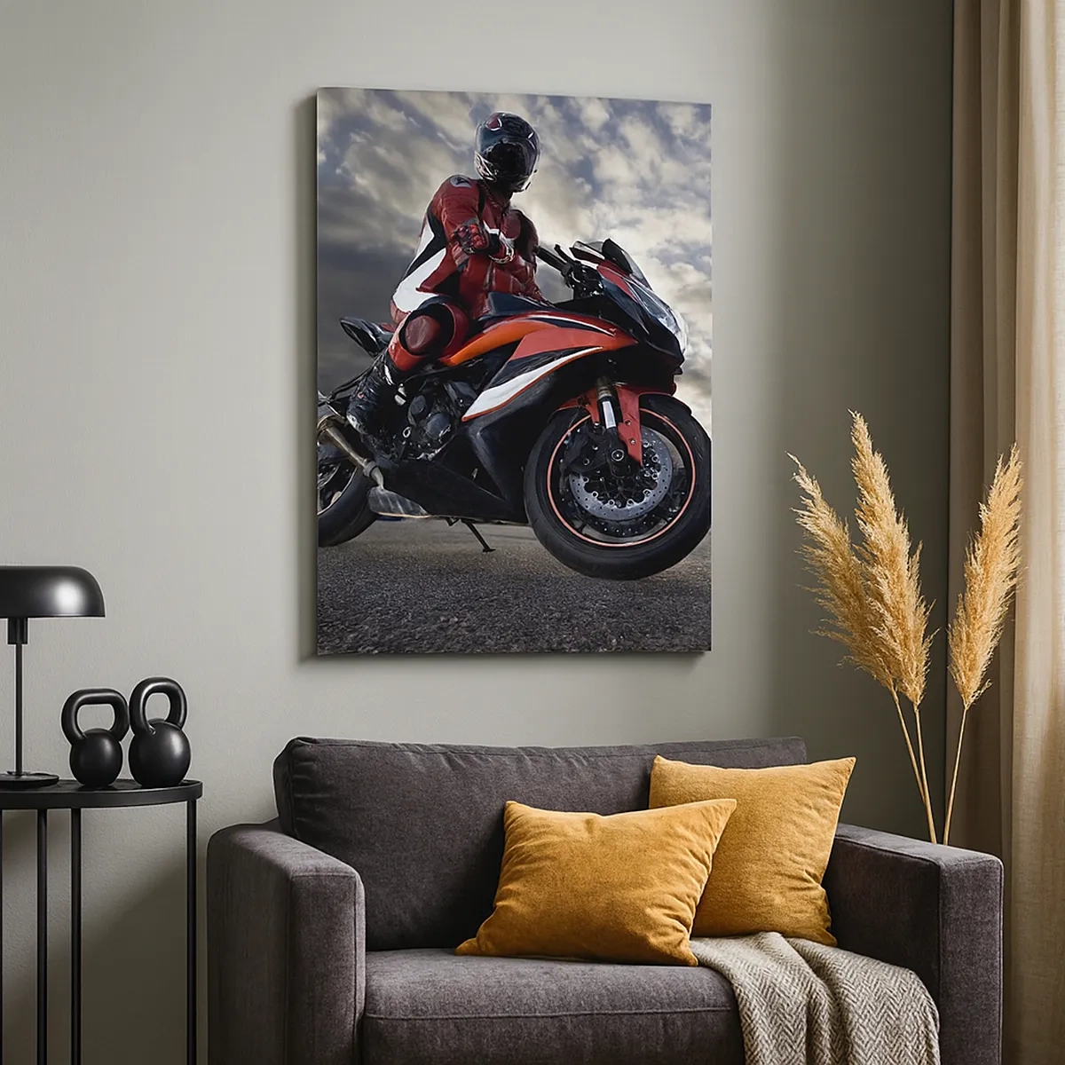 Bild auf Leinwand - Leinwandbild - Ein Motorradfahrer auf einem Sportmotorrad vor bewölktem Himmel - 50x70cm - Dunkler Reiter - Moderne Wanddekoration für Wohnzimmer und Schlafzimmer ARTTOR