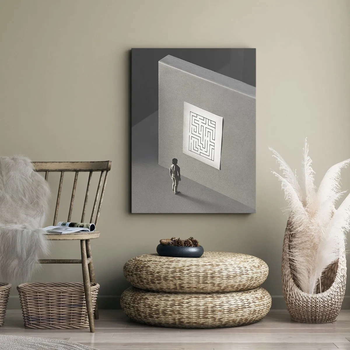 Bild auf Leinwand - Leinwandbild - Eine Figur in einem Labyrinth, die auf eine hängende Karte schaut - 70x100cm - Aber wo bin ich? - Moderne Wanddekoration für Wohnzimmer und Schlafzimmer ARTTOR