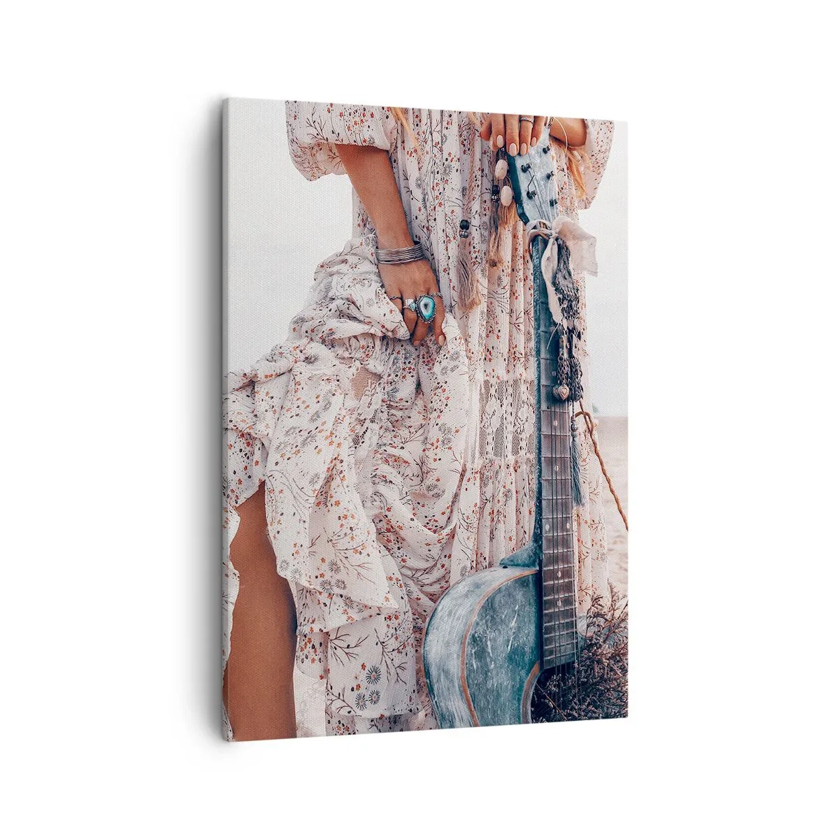 Bild auf Leinwand - Leinwandbild - Frau im Boho-Stil mit Gitarre am Strand - 50x70cm - Kinderblumen auf dem Weg - Moderne Wanddekoration für Wohnzimmer und Schlafzimmer ARTTOR