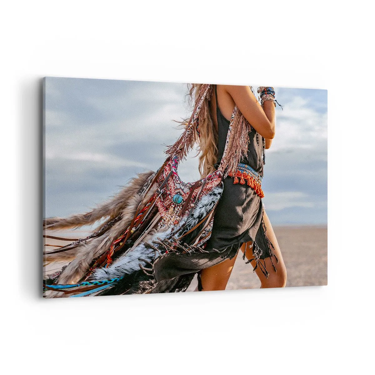 Bild auf Leinwand - Leinwandbild - Eine Frau im Boho-Stil mit Feder- und Schmuckdetails - 100x70cm - Das Mädchen des Schamanen - Moderne Wanddekoration für Wohnzimmer und Schlafzimmer ARTTOR