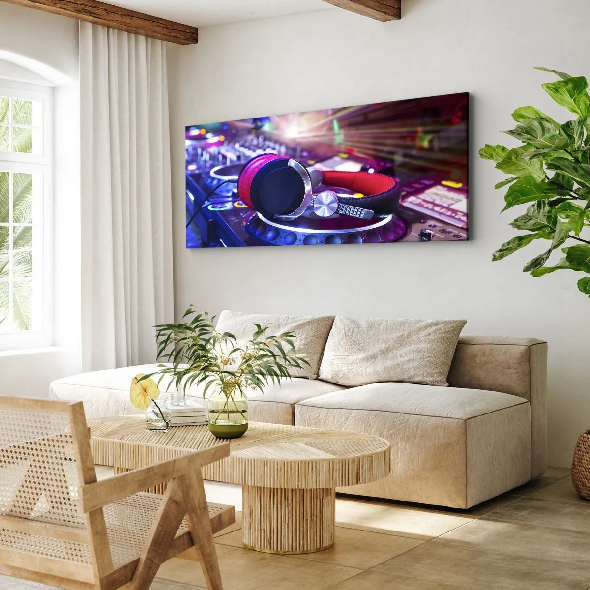 Bild auf Leinwand - Leinwandbild - DJ-Kopfhörer auf einer Konsole, die von Scheinwerfern auf einer Party beleuchtet wird - 160x50cm - Es wird, es wird passieren - Moderne Wanddekoration für Wohnzimmer und Schlafzimmer ARTTOR
