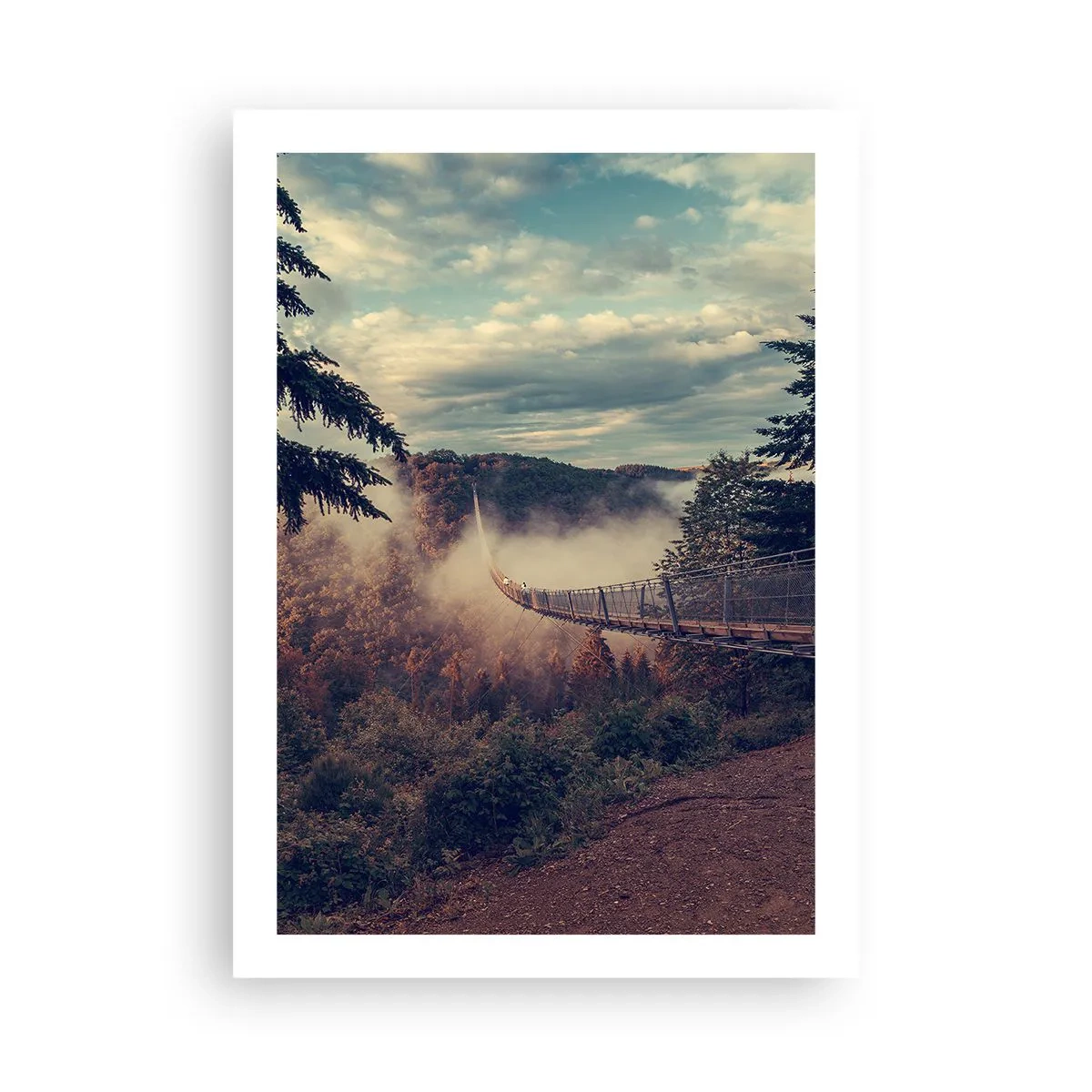 Poster - Eine Hängebrücke zwischen nebligen Bergen bei Sonnenuntergang - 50x70cm - Über dem Herbstwald - Moderne Wanddekoration für Wohnzimmer und Schlafzimmer ARTTOR