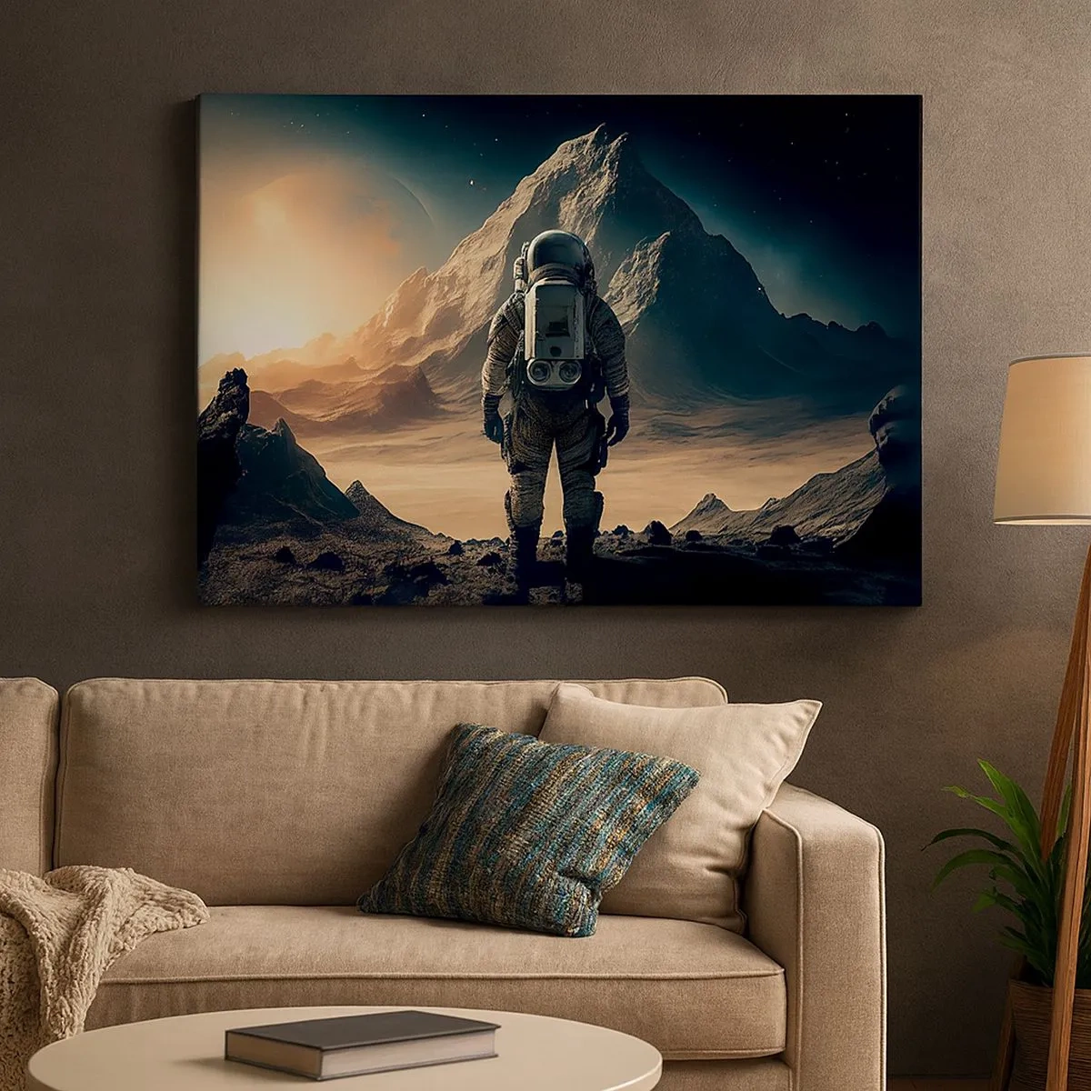 Bild auf Leinwand - Leinwandbild - Astronaut vor der Kulisse majestätischer Berge - 70x50cm - Neue Herausforderung - Moderne Wanddekoration für Wohnzimmer und Schlafzimmer ARTTOR