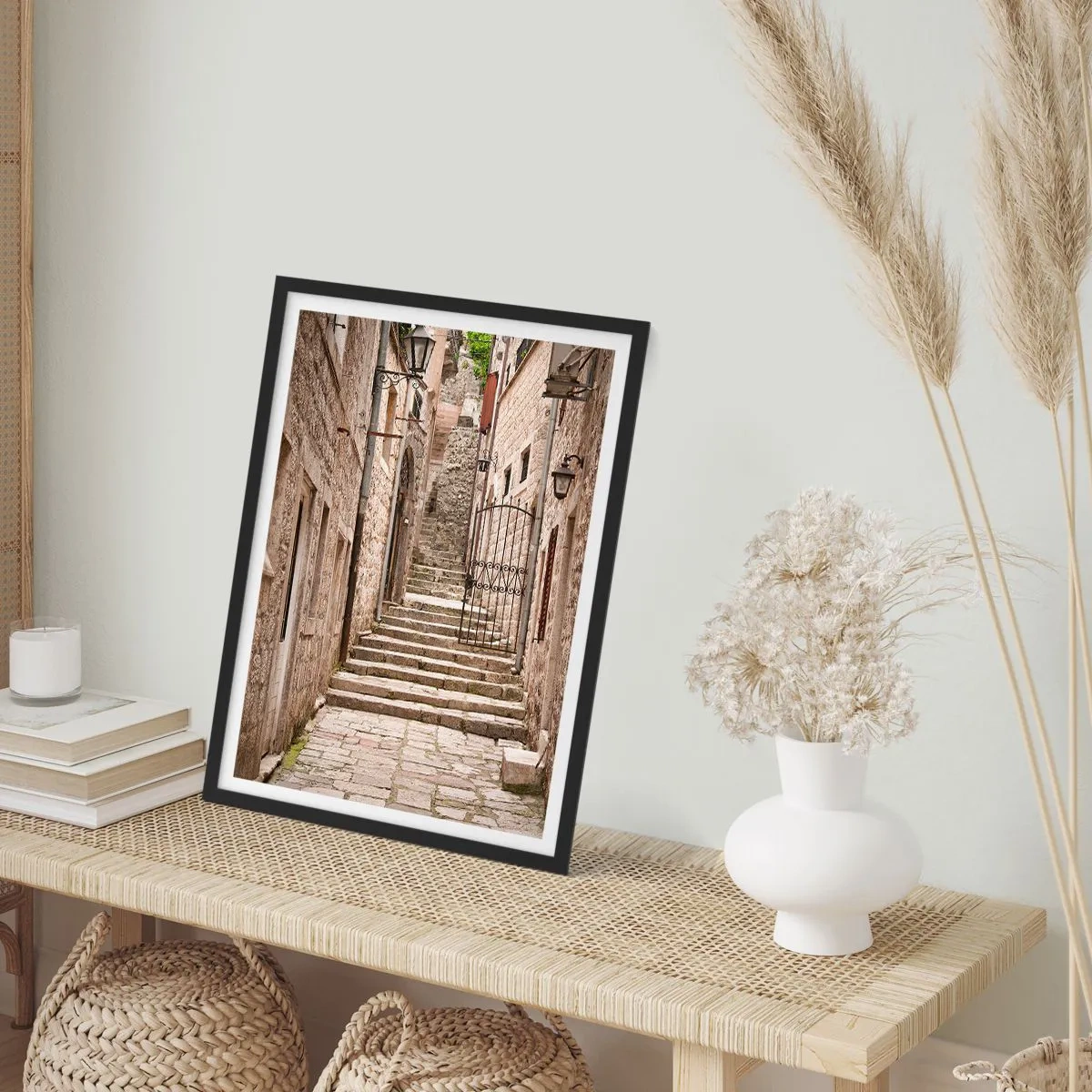 Poster in einem schwarzem Rahmen - Eine magische alte Gasse - 61x91 cm