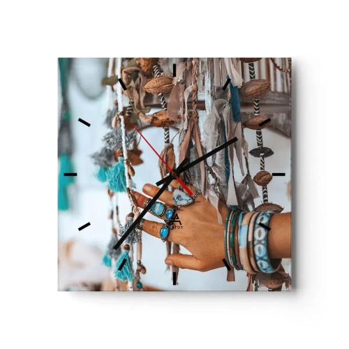 Wanduhr - Glasuhr - Eine mit Boho-Schmuck geschmückte Hand mit Dekorationen im Hintergrund - 30x30cm - Lokale Schätze - Moderne Wanddekoration für Wohnzimmer und Schlafzimmer ARTTOR