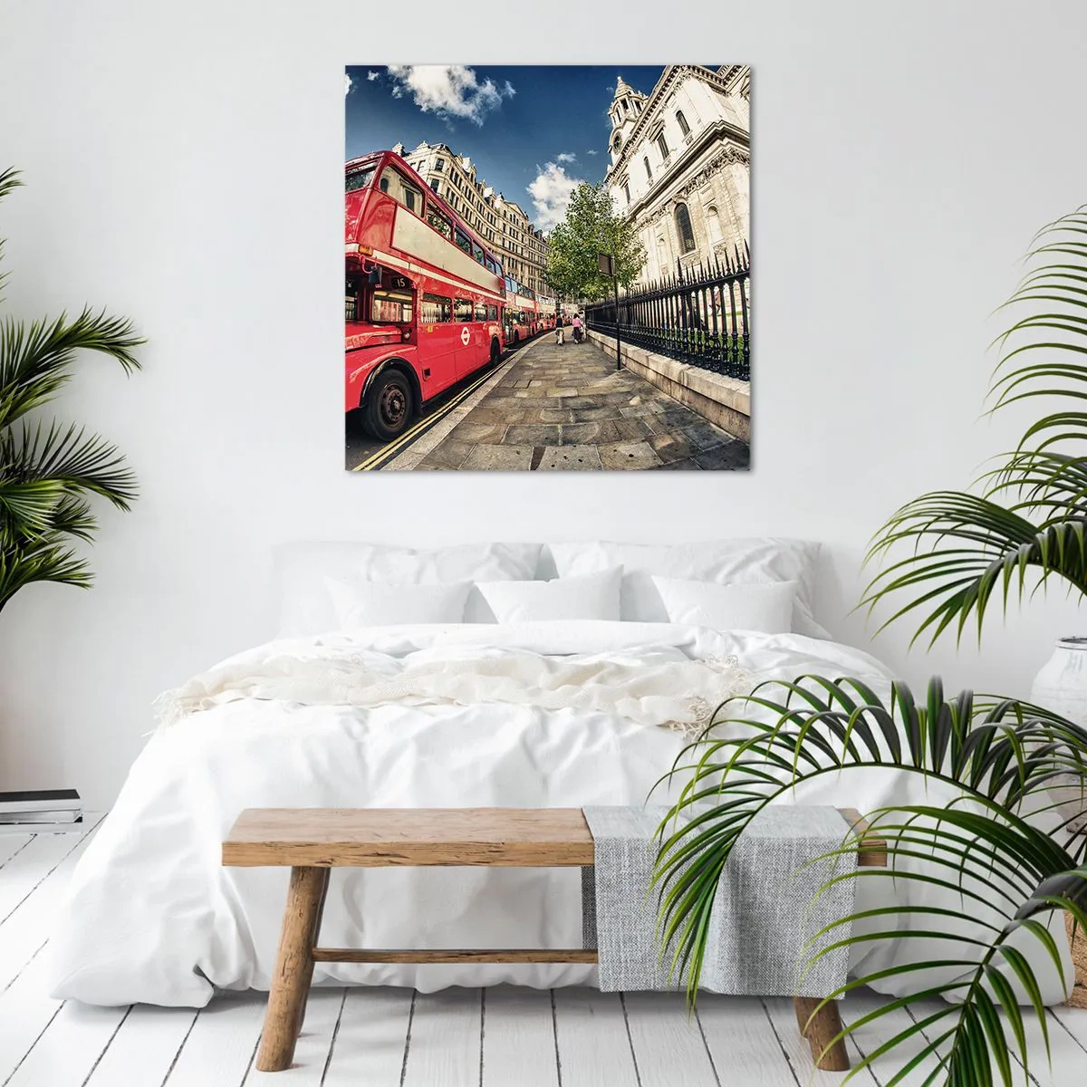 Bild auf Leinwand - Leinwandbild - Londoner Straße in Grau und Rot - 60x60 cm