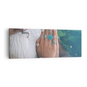 Bild auf Leinwand - Leinwandbild - Mit Boho-Schmuck verzierte Hände - 140x50cm - Willkommen im Zentrum des Seins - Moderne Wanddekoration für Wohnzimmer und Schlafzimmer ARTTOR