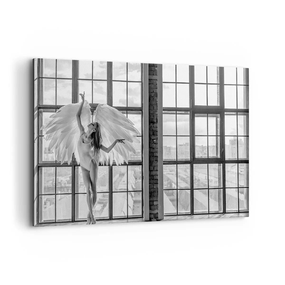 Bild auf Leinwand - Leinwandbild - Eine Frau mit Engelsflügeln vor dem Hintergrund eines Dachbodenfensters - 120x80cm - Stadt der Engel? - Moderne Wanddekoration für Wohnzimmer und Schlafzimmer ARTTOR