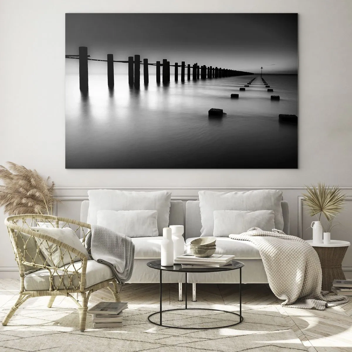 Glasbild - Bild auf glas - Ein minimalistischer schwarz-weißer Pier auf ruhigem Wasser - 100x70cm - Graue Distanz im Nebel - Moderne Wanddekoration für Wohnzimmer und Schlafzimmer ARTTOR