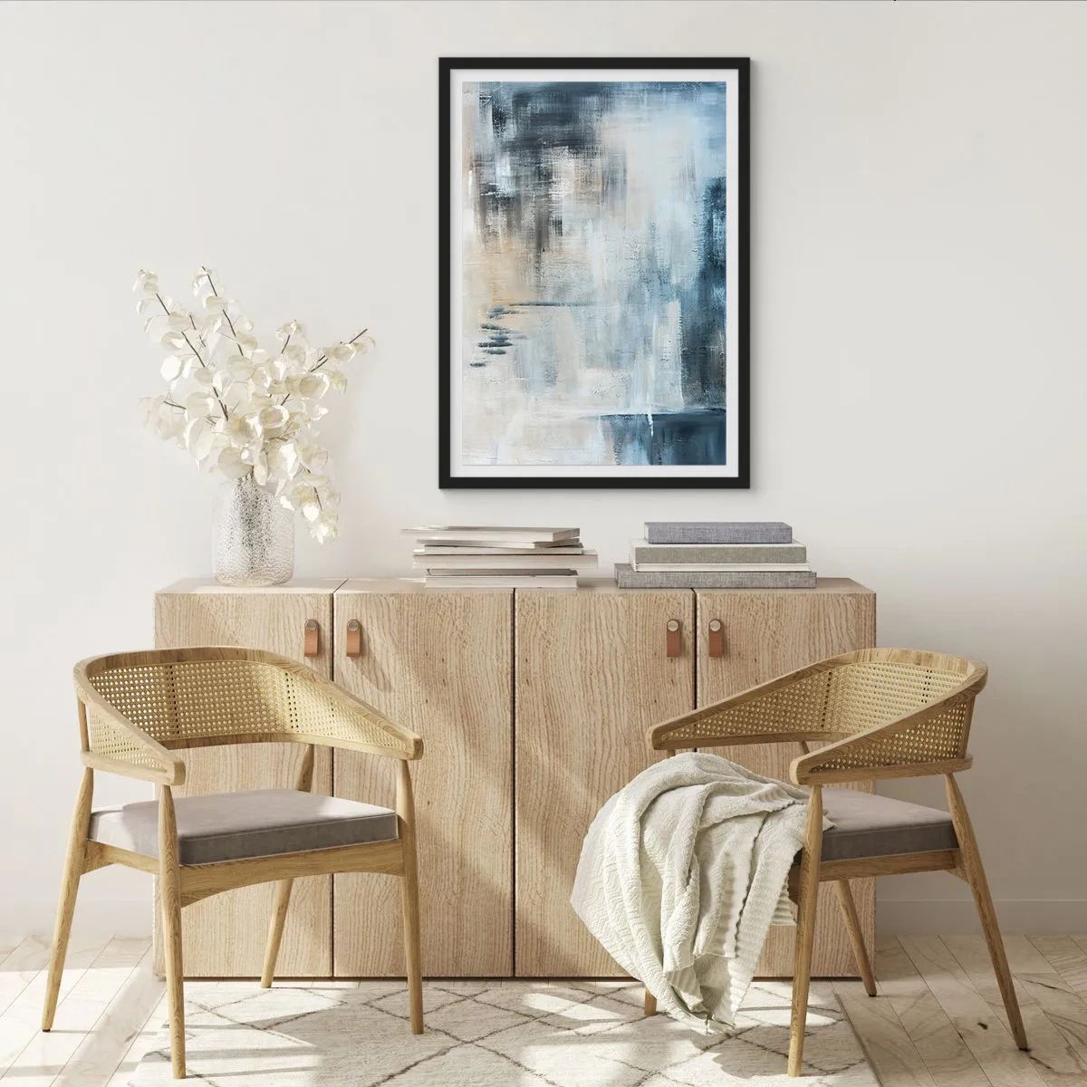 Poster in einem schwarzem Rahmen - Hinter dem blauen Vorhang - 40x50 cm