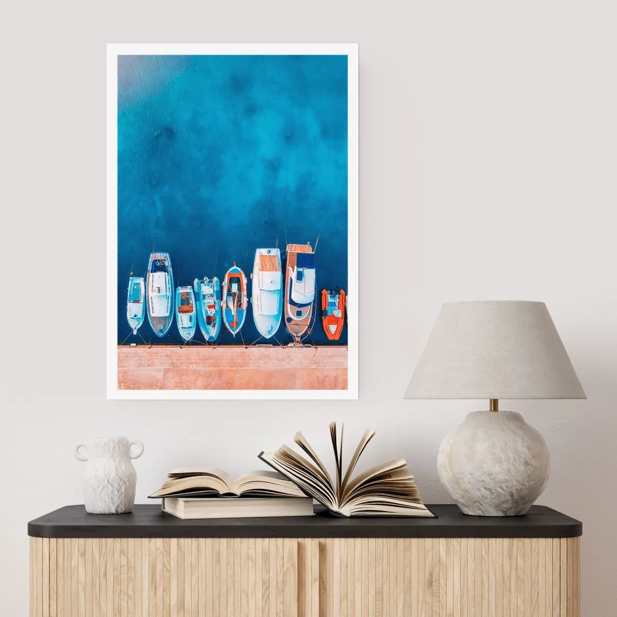 Poster - Eine Vogelperspektive auf Boote, die in einer blauen Bucht vor Anker liegen - 50x70cm - In einer Reihe - Moderne Wanddekoration für Wohnzimmer und Schlafzimmer ARTTOR