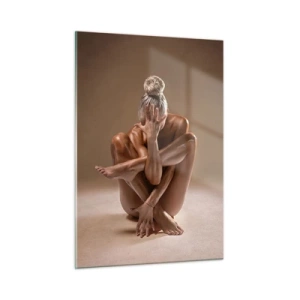 Glasbild - Bild auf glas - Eine sinnliche Frau in einer künstlerischen Pose vor einem Schattenhintergrund. - 50x70cm - Die Einheit von Körper und Geist - Moderne Wanddekoration für Wohnzimmer und Schlafzimmer ARTTOR