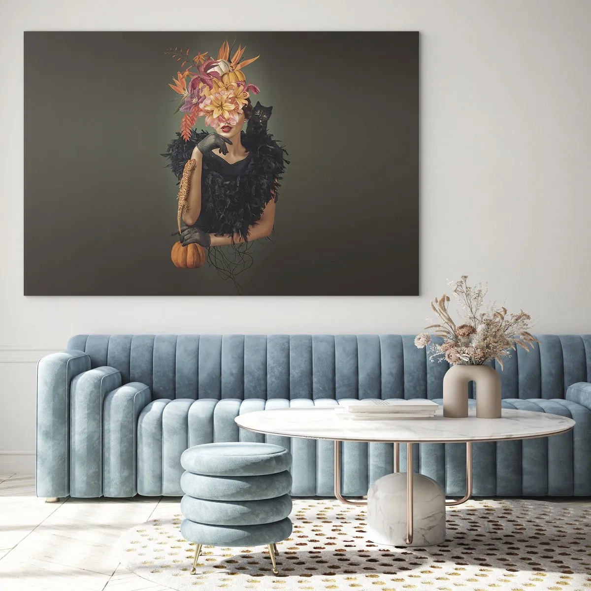 Glasbild - Bild auf glas - Figur einer Frau in Schwarz mit einem Kürbis, einer Katze und einem Blumenarrangement - 120x80cm - Der Zauber einer Hexe - Moderne Wanddekoration für Wohnzimmer und Schlafzimmer ARTTOR