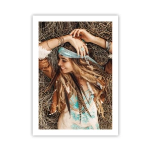 Poster - Eine Frau im Boho-Stil mit Dreadlocks und Ornamenten vor einem Hintergrund aus trockenem Gras. - 50x70cm - Auf dem Weg in den Sommer der Liebe - Moderne Wanddekoration für Wohnzimmer und Schlafzimmer ARTTOR