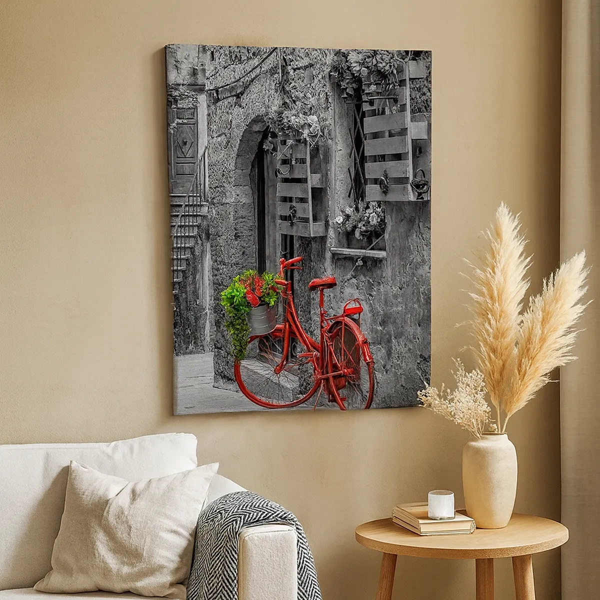 Bild auf Leinwand - Leinwandbild - Ein rotes Fahrrad in einer schwarz-weißen Straße - 50x70cm - Toskanische Gasse - Moderne Wanddekoration für Wohnzimmer und Schlafzimmer ARTTOR