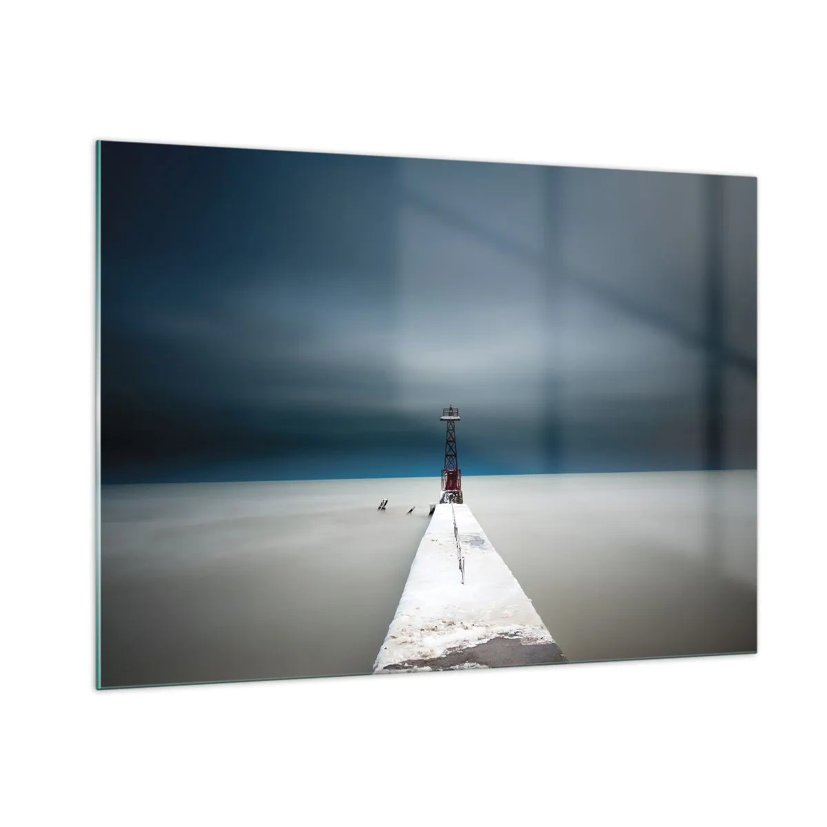 Glasbild - Bild auf glas - Ein minimalistischer Pier, der zum Leuchtturm führt, vor der Kulisse von Meer und Himmel - 100x70cm - Um der Weite zu begegnen - Moderne Wanddekoration für Wohnzimmer und Schlafzimmer ARTTOR