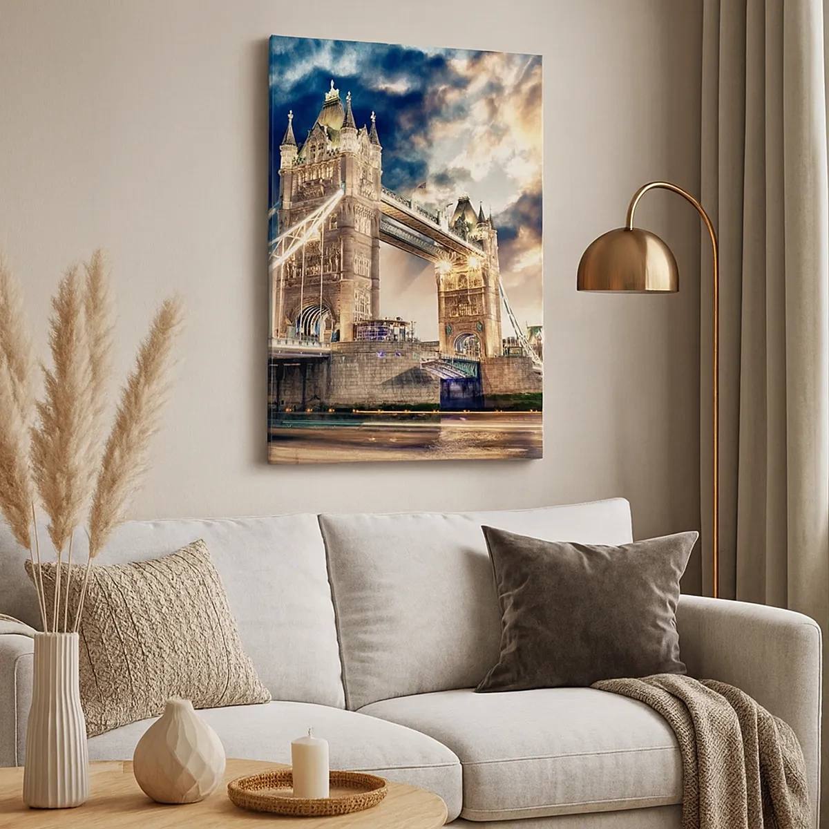 Bild auf Leinwand - Leinwandbild - Tower Bridge in der Abenddämmerung vor einem dynamischen Himmel - 50x70cm - Denkmal des viktorianischen Imperiums - Moderne Wanddekoration für Wohnzimmer und Schlafzimmer ARTTOR