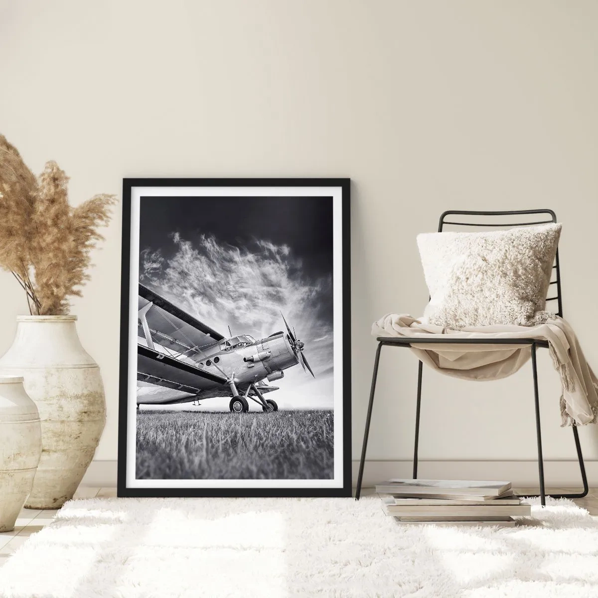Poster in einem schwarzem Rahmen - Ein Schwarzweißbild eines Flugzeugs vor einem dynamischen Himmel. - 50x70cm - Der geflügelte Wanderer - Moderne Wanddekoration für Wohnzimmer und Schlafzimmer ARTTOR