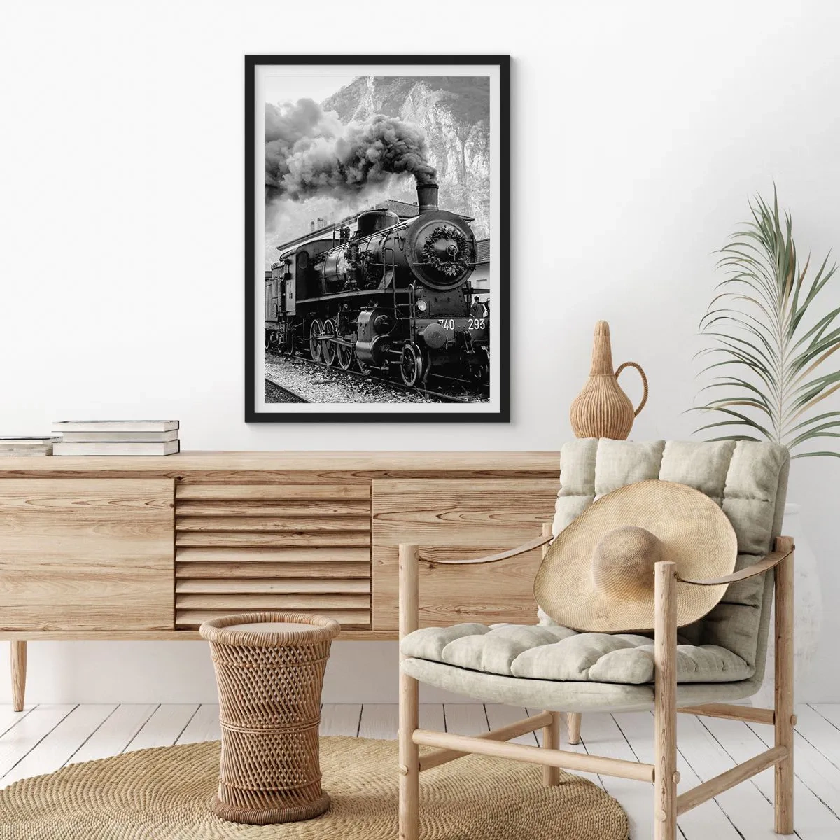Poster in einem schwarzem Rahmen - Eine Dampflokomotive mit aufsteigendem Dampf in einer bergigen Umgebung - 50x70cm - Steht am Bahnhof ... - Moderne Wanddekoration für Wohnzimmer und Schlafzimmer ARTTOR