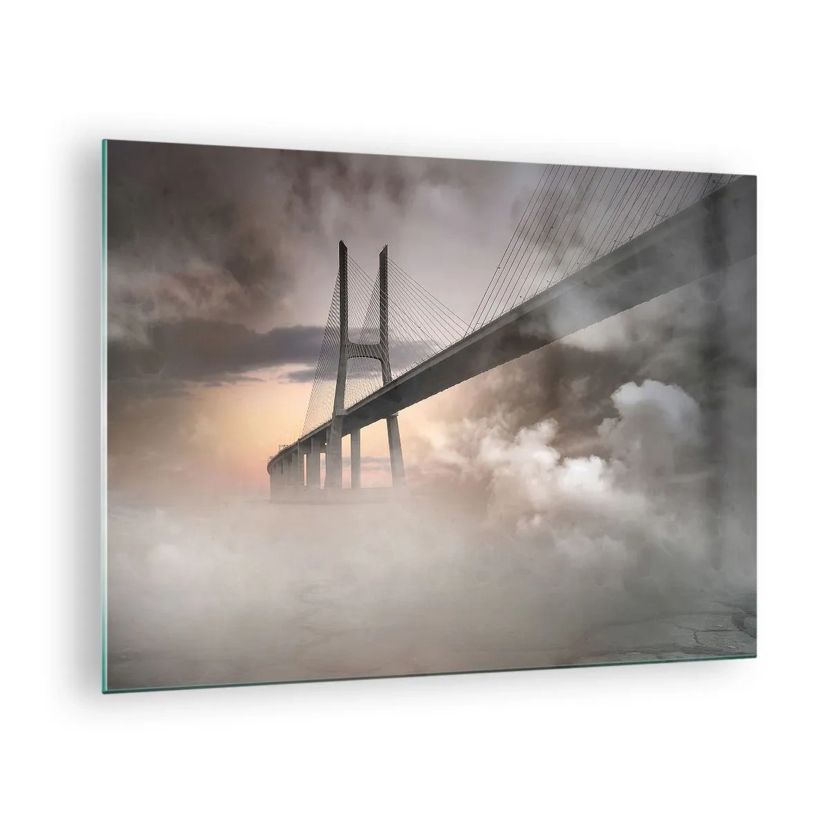Glasbild - Bild auf glas - Eine Brücke im Nebel mit dramatischem Himmel und Tiefenperspektive - 70x50cm - Auf dem Fluss, den es nicht gibt - Moderne Wanddekoration für Wohnzimmer und Schlafzimmer ARTTOR