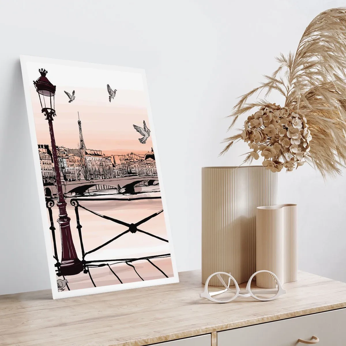 Poster - Illustration von Paris bei Sonnenuntergang mit einer Laterne und einer Brücke - 50x70cm - Über den Dächern von Paris - Moderne Wanddekoration für Wohnzimmer und Schlafzimmer ARTTOR
