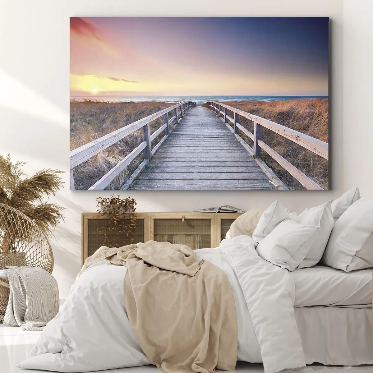 Bild auf Leinwand - Leinwandbild - Ein Holzsteg führt bei Sonnenuntergang zum Strand, der Himmel ist in Pastellfarben gemalt. - 70x50cm - Baltische Abend-Aurora - Moderne Wanddekoration für Wohnzimmer und Schlafzimmer ARTTOR