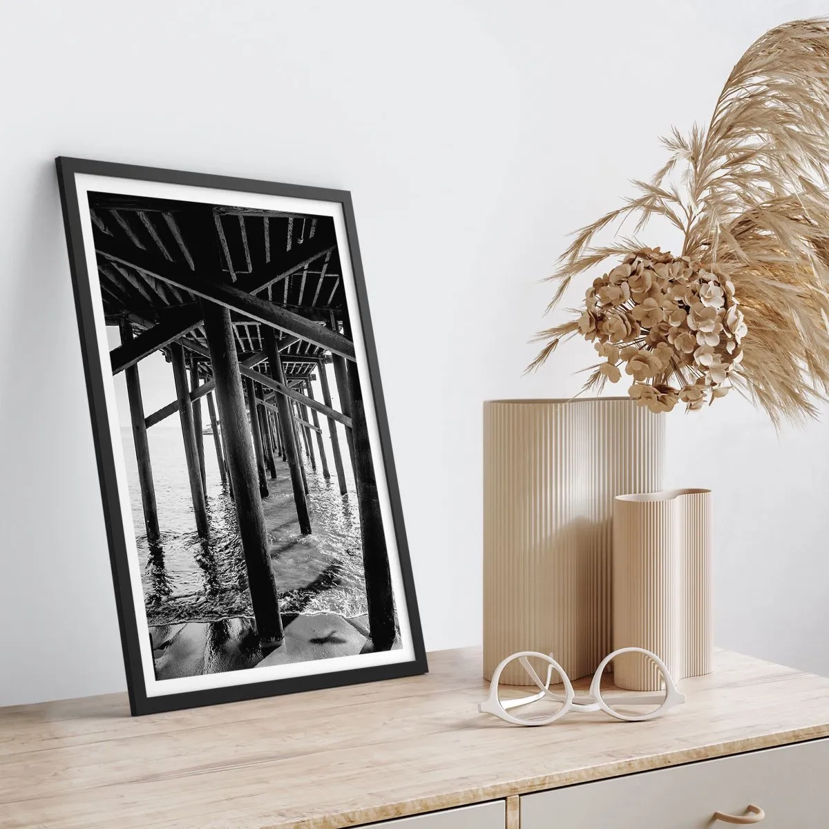 Poster in einem schwarzem Rahmen - Strandversteck - 70x100 cm