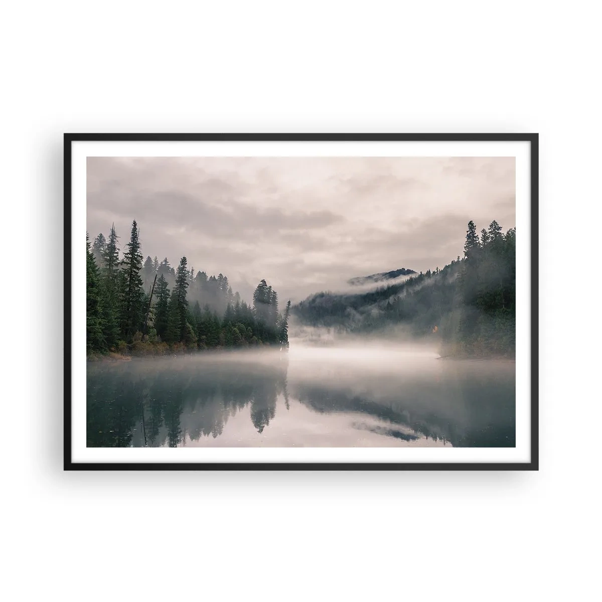 Poster in einem schwarzem Rahmen - Ein nebliger Wald spiegelt sich in einem ruhigen See - 100x70cm - In Reflexion, im Nebel - Moderne Wanddekoration für Wohnzimmer und Schlafzimmer ARTTOR