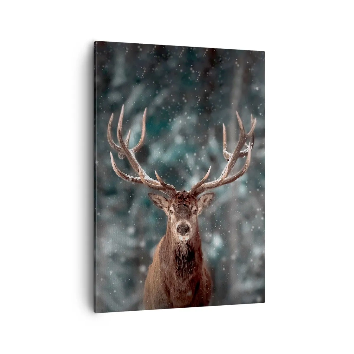 Bild auf Leinwand - Leinwandbild - Hirsche in einem Winterwald mit fallendem Schnee - 50x70cm - Gekrönter König des Waldes - Moderne Wanddekoration für Wohnzimmer und Schlafzimmer ARTTOR