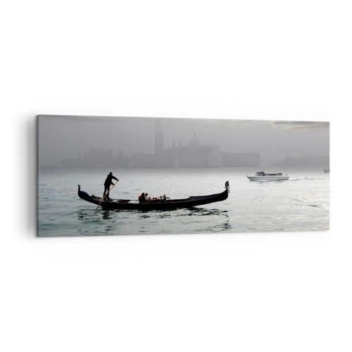 Bild auf Leinwand - Leinwandbild - An einem nebligen Morgen gleitet eine Gondel über die Gewässer Venedigs und bietet einen Blick auf die Stadt. - 140x50cm - Eine fabelhafte Stadt aus Wasser und Nebel - Moderne Wanddekoration für Wohnzimmer und Schlafzimm