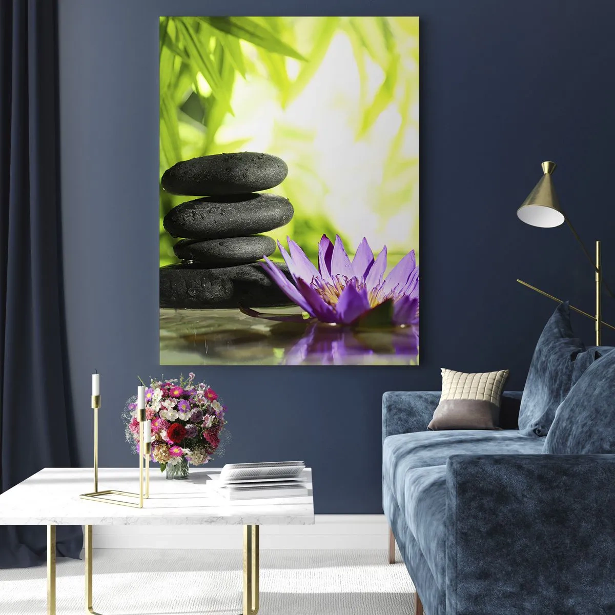 Glasbild - Bild auf glas - Ein Stapel Zen-Steine und eine Lotusblume vor einem Hintergrund aus Bambusblättern. - 70x100cm - In einem Bambusbusch - Moderne Wanddekoration für Wohnzimmer und Schlafzimmer ARTTOR