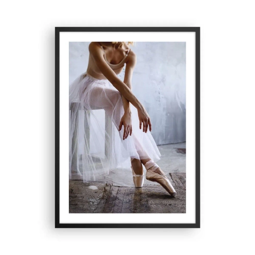 Poster in einem schwarzem Rahmen - Eine Ballerina in zarter Pose vor industriellem Hintergrund - 50x70cm - Bevor die Rampe leuchtet - Moderne Wanddekoration für Wohnzimmer und Schlafzimmer ARTTOR