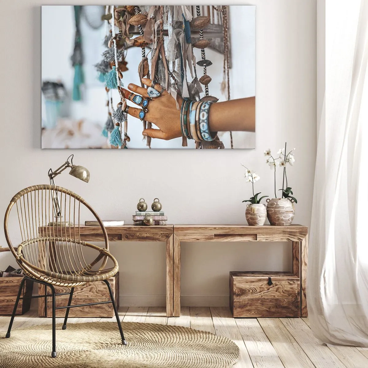 Bild auf Leinwand - Leinwandbild - Eine mit Boho-Schmuck geschmückte Hand mit Dekorationen im Hintergrund - 120x80cm - Lokale Schätze - Moderne Wanddekoration für Wohnzimmer und Schlafzimmer ARTTOR