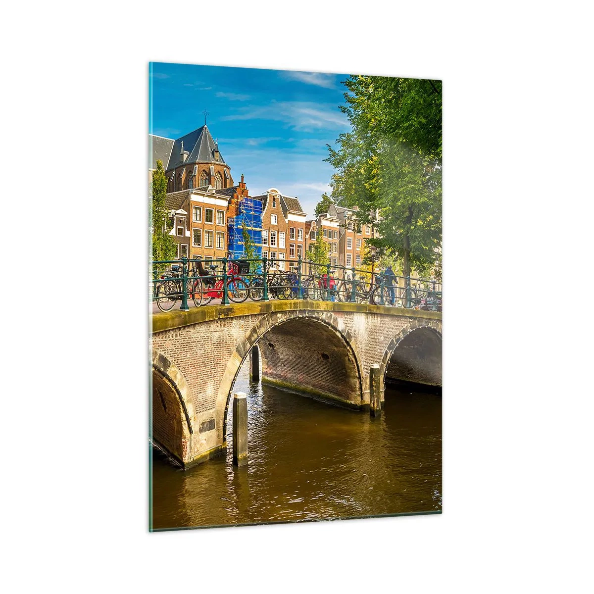 Glasbild - Bild auf glas - Eine Brücke über einen Kanal, umgeben von historischer Architektur und Grün - 50x70cm - Frühling am Kanal - Moderne Wanddekoration für Wohnzimmer und Schlafzimmer ARTTOR