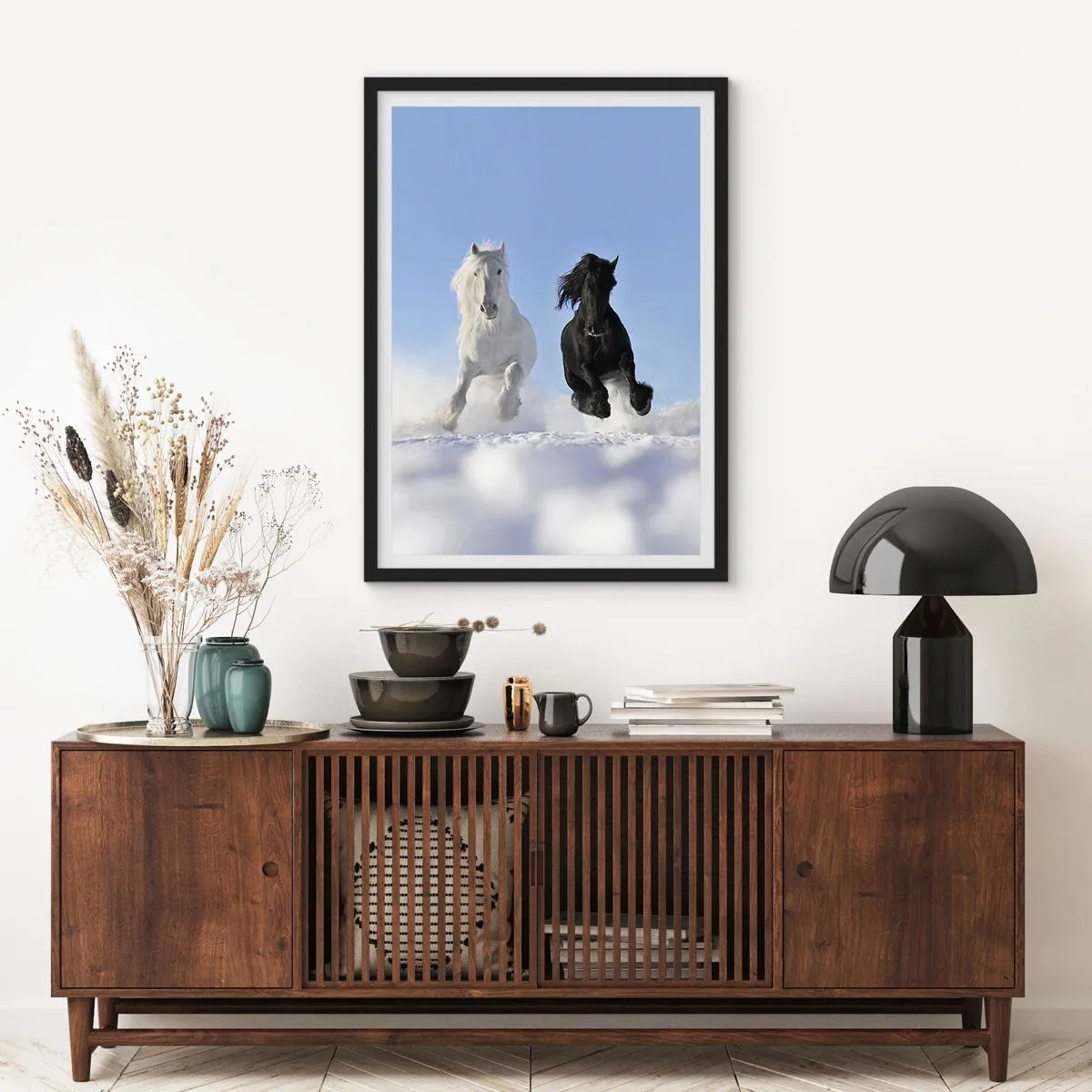 Poster in einem schwarzem Rahmen - Ein weiß-schwarzes Pferd galoppiert im Schnee - 50x70cm - Schwarz-Weiß-Galopp - Moderne Wanddekoration für Wohnzimmer und Schlafzimmer ARTTOR