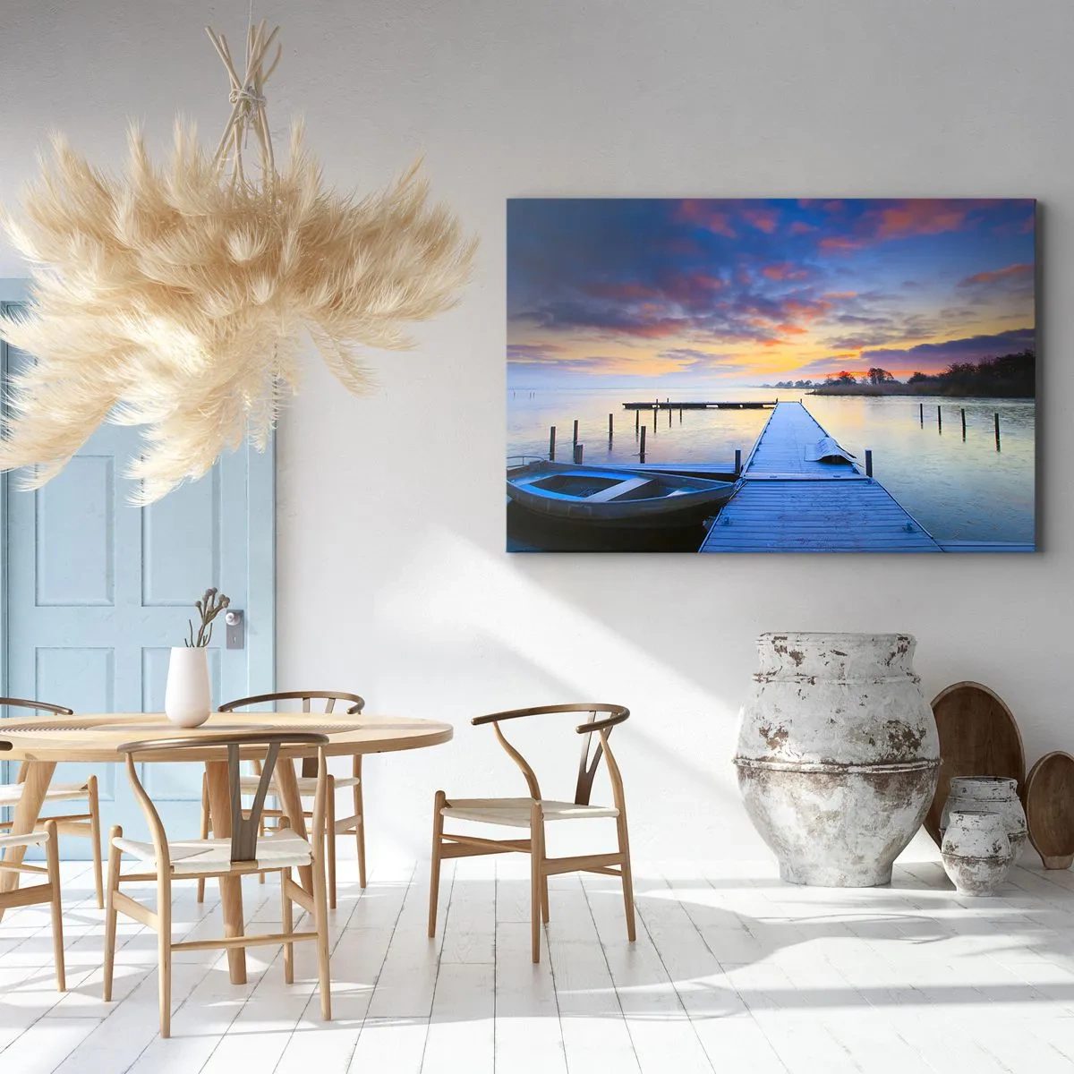 Bild auf Leinwand - Leinwandbild - Ein Seesteg bei Sonnenuntergang mit einem Boot am Ufer - 70x50cm - Violett-goldene Ruhe - Moderne Wanddekoration für Wohnzimmer und Schlafzimmer ARTTOR