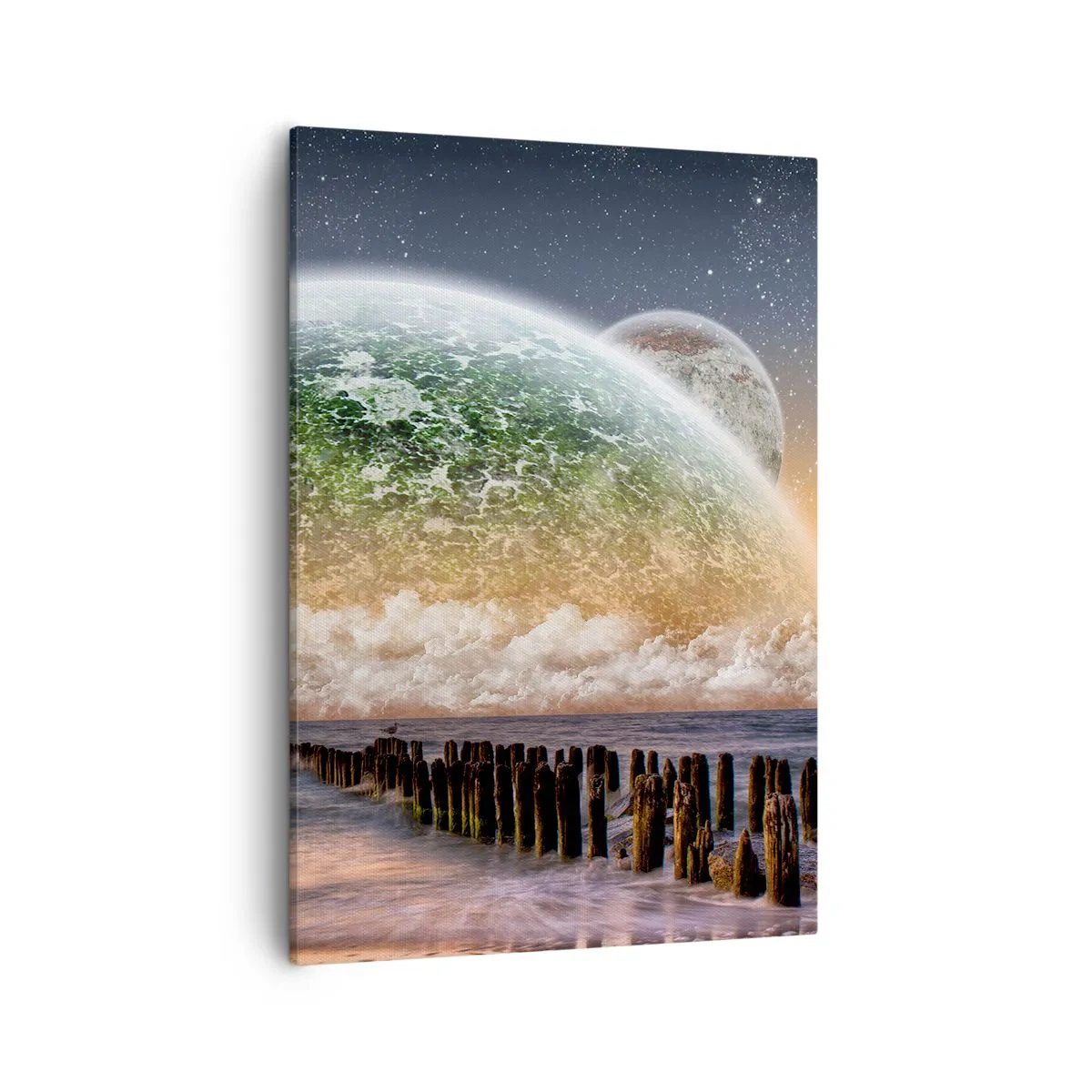 Bild auf Leinwand - Leinwandbild - Eine fantastische Landschaft mit einem großen Planeten über dem Meer und einem Holzsteg. - 50x70cm - Und die Welt tauchte aus dem Wasser auf - Moderne Wanddekoration für Wohnzimmer und Schlafzimmer ARTTOR