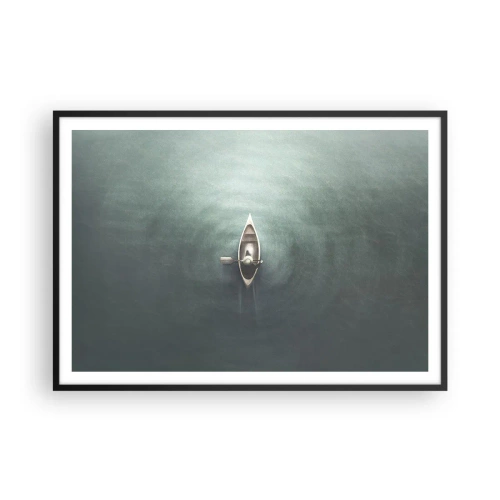 Poster in einem schwarzem Rahmen - Ein einsames Boot auf ruhigem Wasser in minimalistischer Umgebung - 100x70cm - Durch den Mondsee - Moderne Wanddekoration für Wohnzimmer und Schlafzimmer ARTTOR