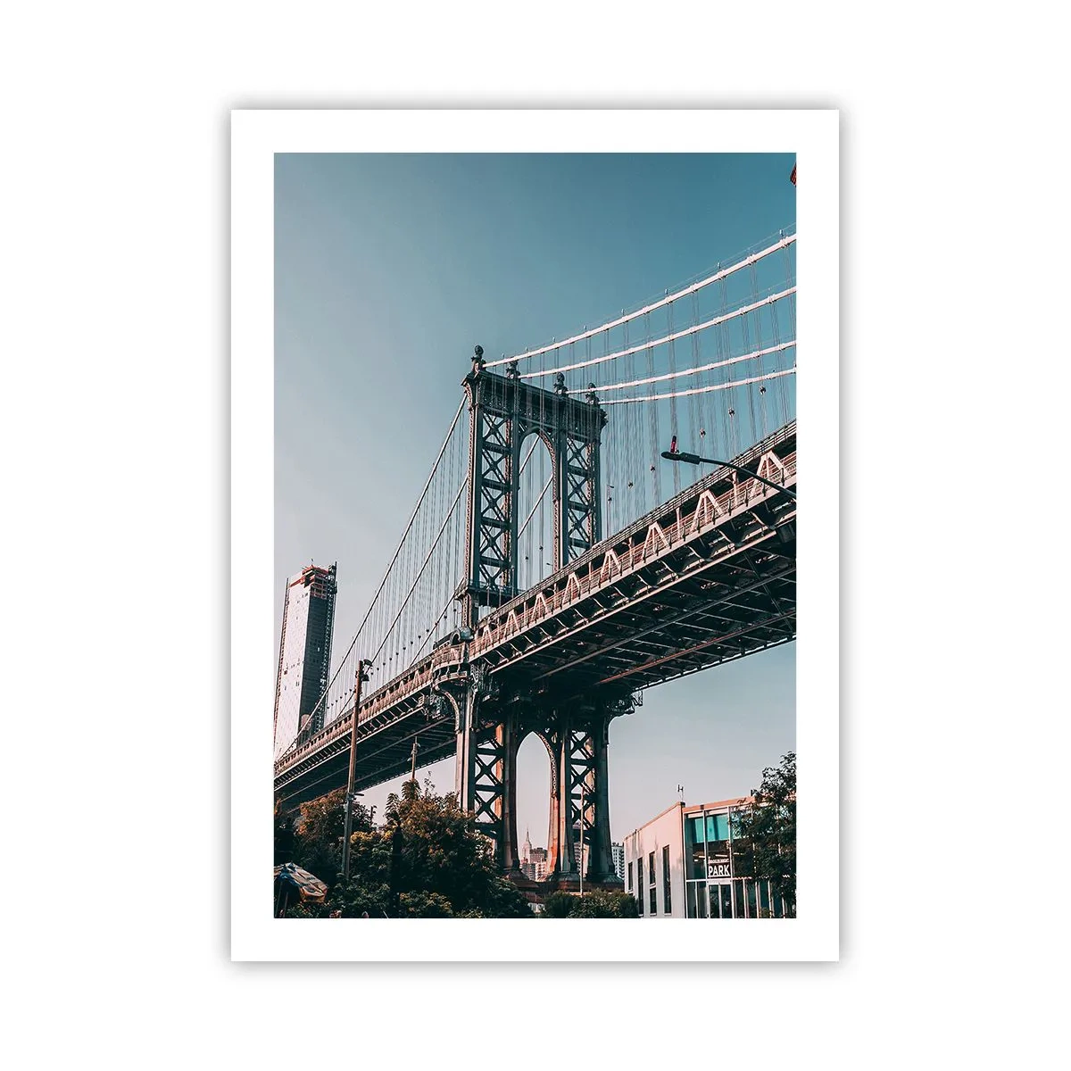 Poster - Eine Hängebrücke in einer modernen Stadt vor blauem Himmel - 50x70cm - Über den Wellen der Stadt - Moderne Wanddekoration für Wohnzimmer und Schlafzimmer ARTTOR