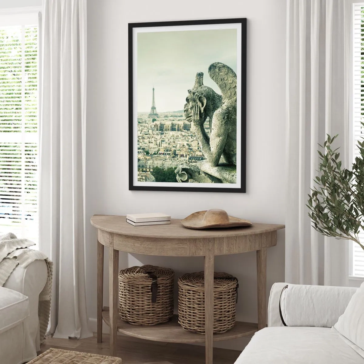 Poster in einem schwarzem Rahmen - Ein Wasserspeier mit Blick auf den Eiffelturm und die Skyline von Paris - 50x70cm - Pariser Plaudern - Moderne Wanddekoration für Wohnzimmer und Schlafzimmer ARTTOR