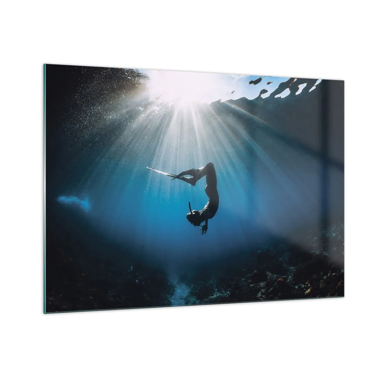 Glasbild - Bild auf glas - Ein Taucher bewegt sich unter Wasser in den Lichtstrahlen - 100x70cm - Tanz unter Wasser - Moderne Wanddekoration für Wohnzimmer und Schlafzimmer ARTTOR